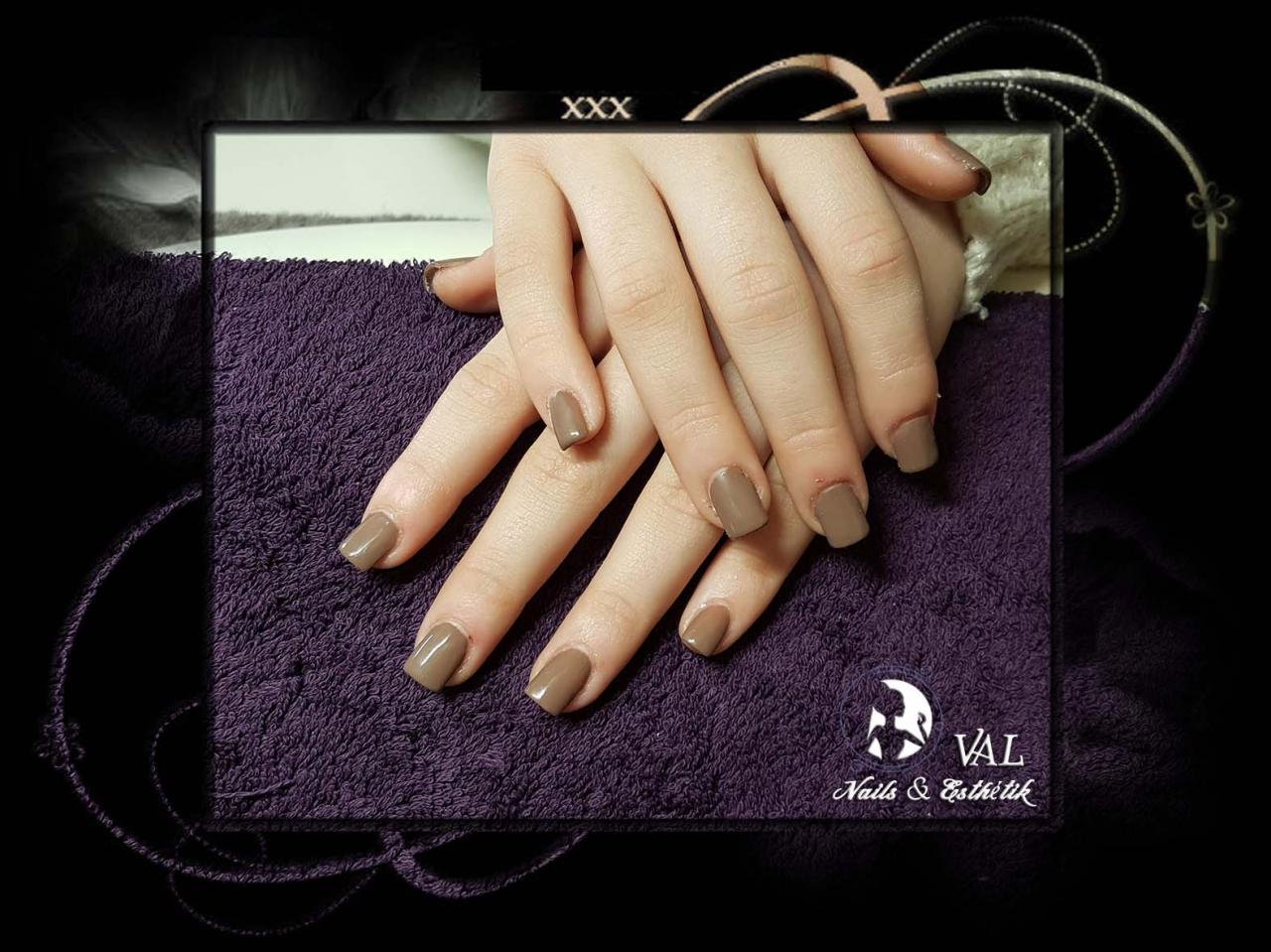 Ongles en gel & vernis semi-permanent beige