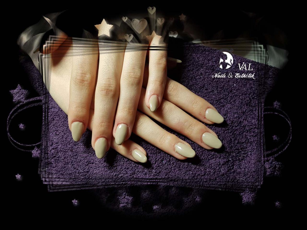 Ongles en gel & vernis semi-permanent beige clair